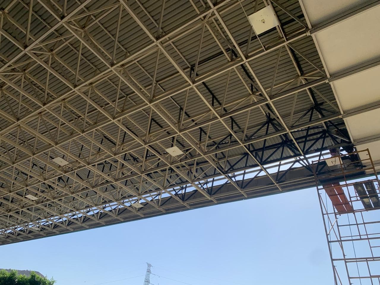 Pintura en Estructura Tridilosa con Sistema Airless